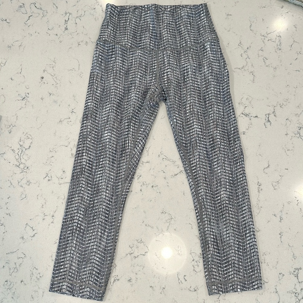 Like new Lululemon capri leggings - size 6